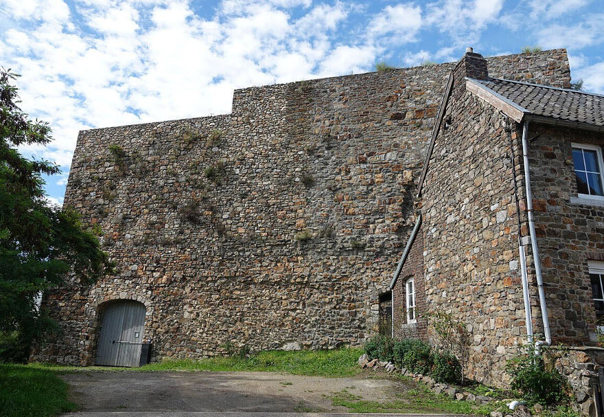 Ruines château-fort Dalhem, Belgium